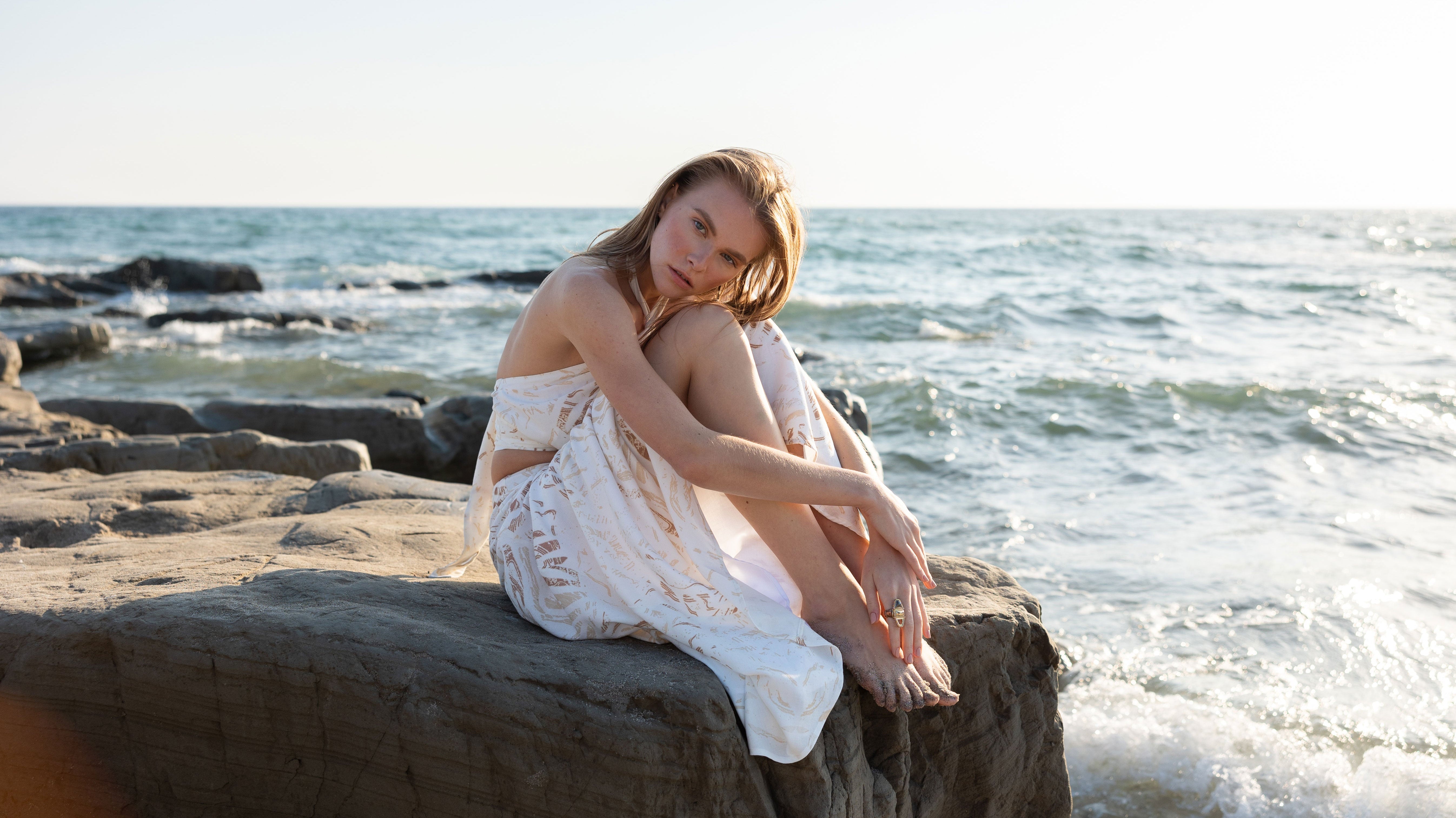 2023 Plaj Modası: Kimono ve Pareo Tutkusu mu, Yoksa Işıldayan Elbiseler mi?